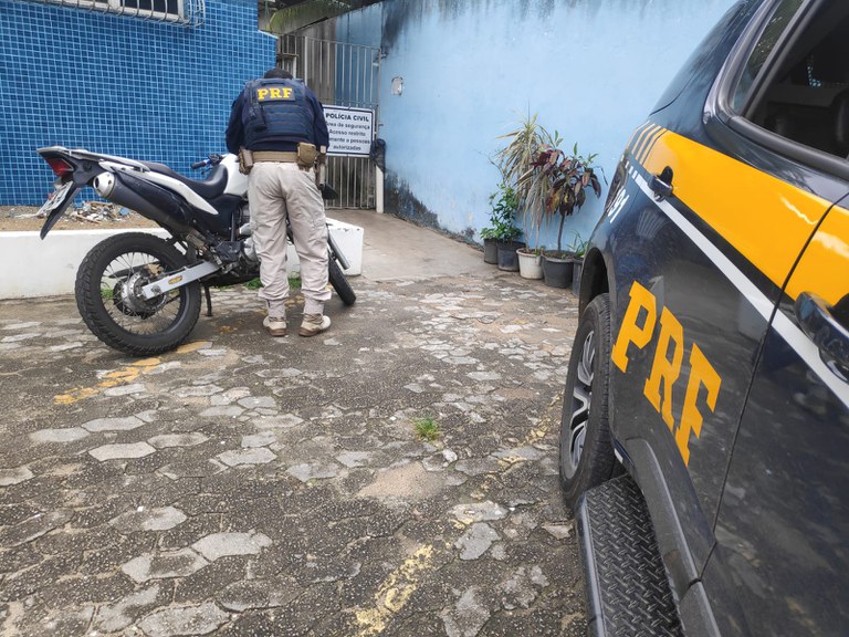 PRF recupera motocicleta adulterada na BR 101 Polícia Rodoviária Federal